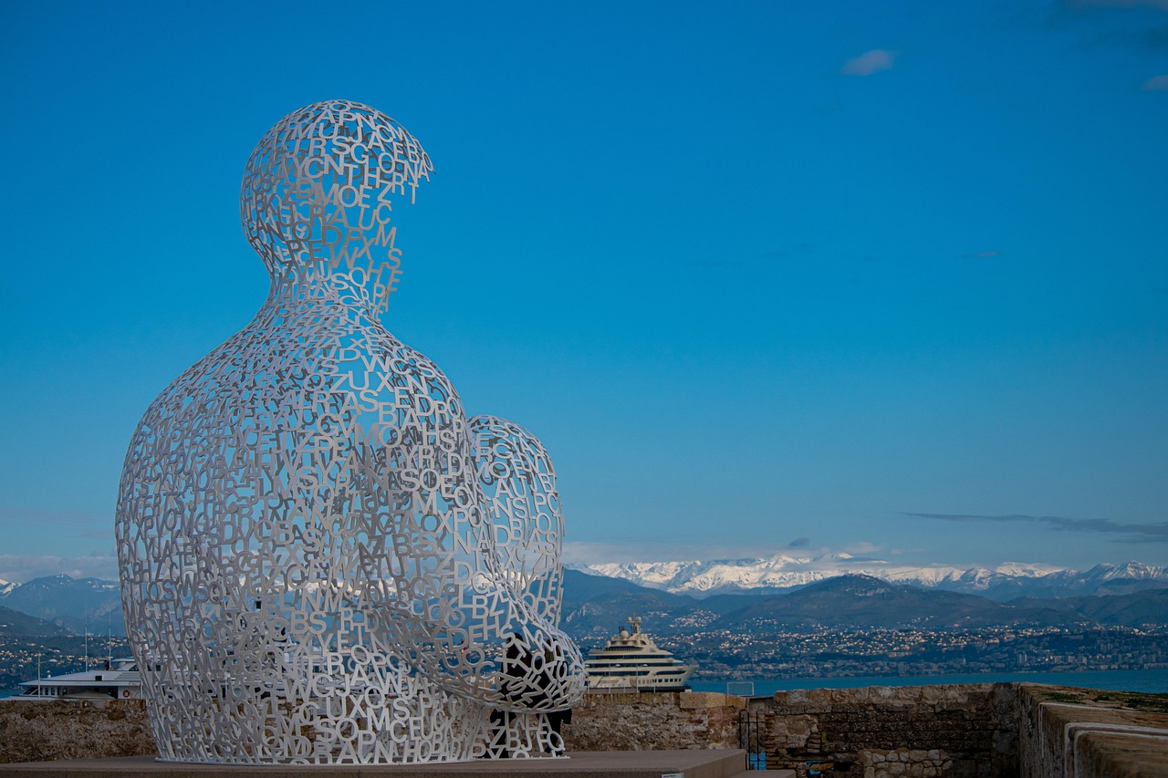 Le Nomade sculpture in Antibes
