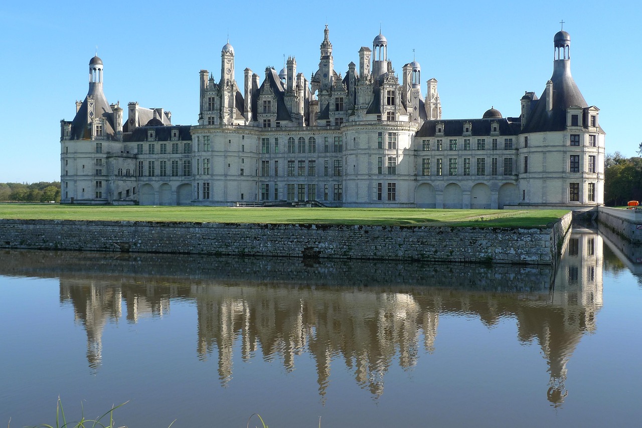 Château de Chambord exterior with gardens
