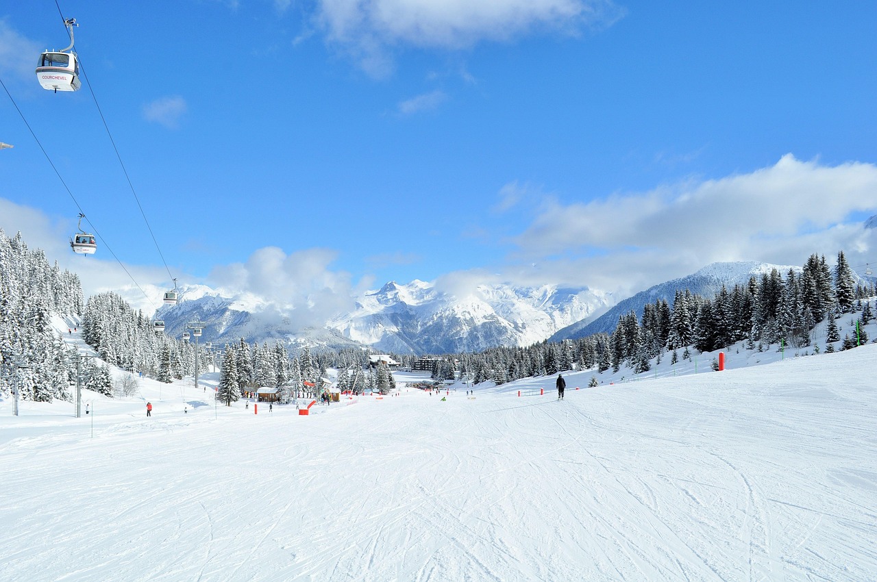 Skiers traversing Les 3 Vallées from Courchevel