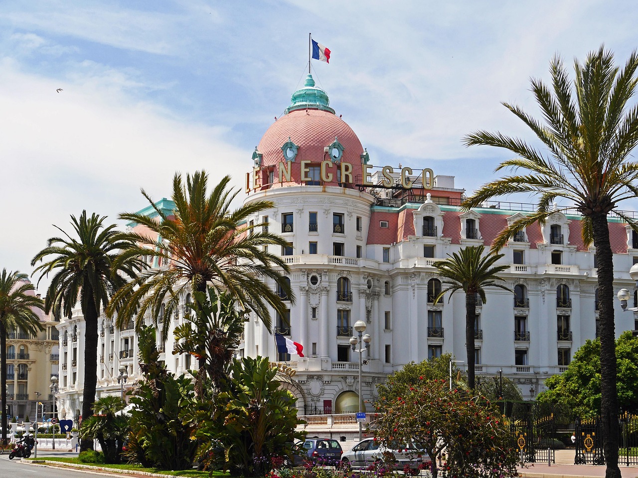 Hôtel Negresco façade on Promenade des Anglais