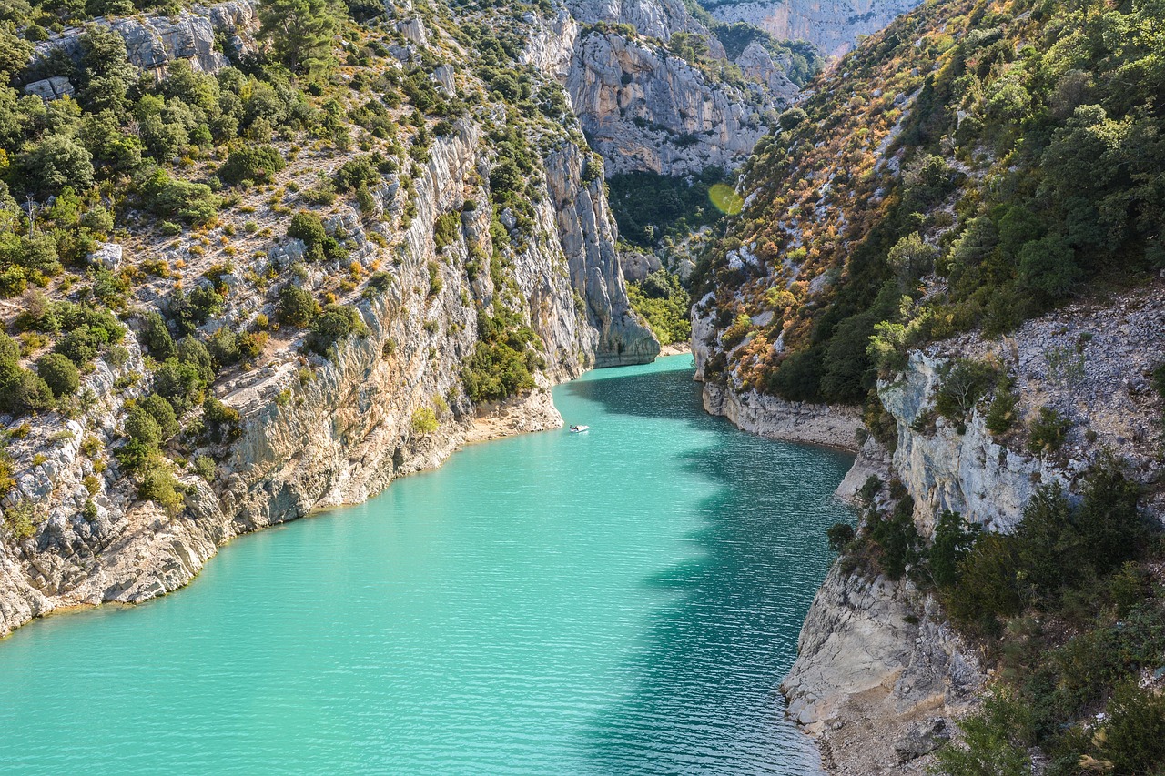 Turquoise waters of Lac de Sainte-Croix in Verdon Gorge