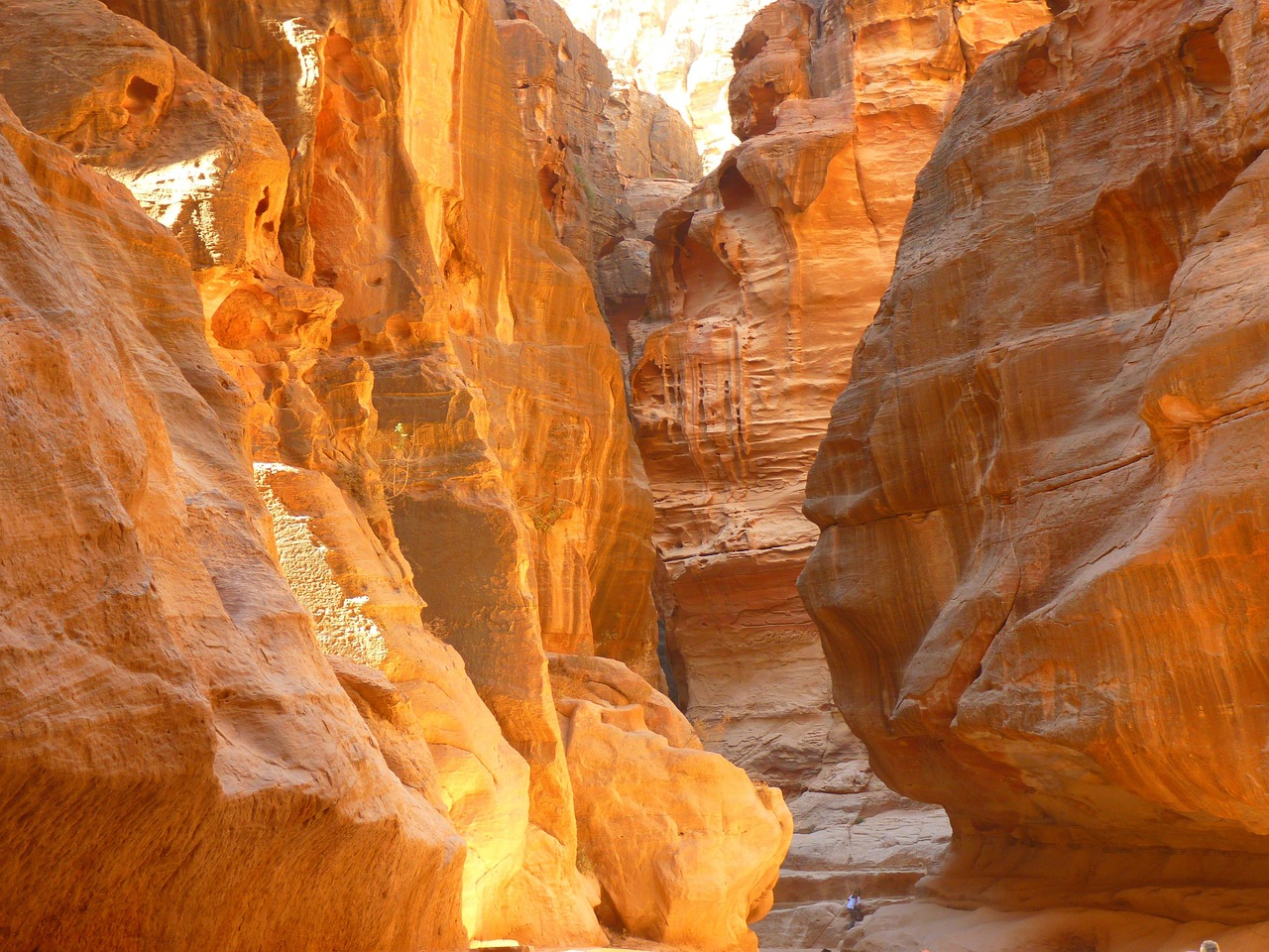 Petra Siq canyon leading to the Treasury
