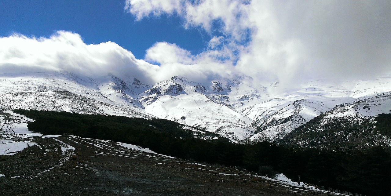 Snowy peaks of Sierra Nevada mountains