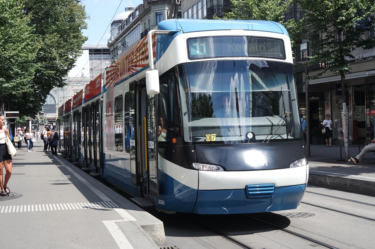 Trams and shoppers on Bahnhofstrasse in Zurich