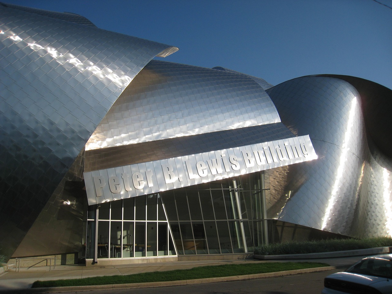 Cleveland Museum of Art exterior with lagoon